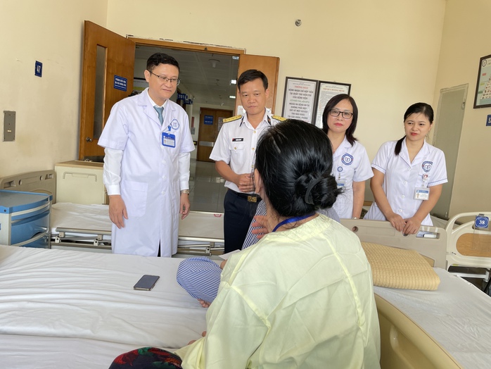 Y bác sĩ mặc niệm nạn nhân thiệt mạng do bão số 3- Ảnh 2. Y bác sĩ mặc niệm nạn nhân thiệt mạng do bão số 3- Ảnh 2.