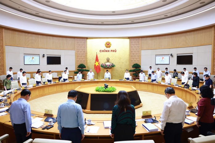 Chính phủ dành một phút mặc niệm tưởng nhớ nạn nhân bị thiệt mạng do bão lũ - Ảnh 1. Chính phủ dành một phút mặc niệm tưởng nhớ nạn nhân bị thiệt mạng do bão lũ - Ảnh 1.