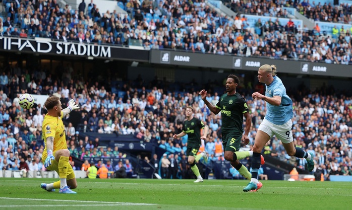 Haaland bùng nổ cú đúp khi Man City thắng ngược Brentford, Liverpool thua sốc sân nhà- Ảnh 4. Haaland bùng nổ cú đúp khi Man City thắng ngược Brentford, Liverpool thua sốc sân nhà- Ảnh 4.