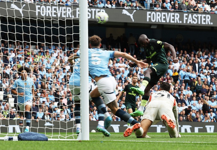 Haaland bùng nổ cú đúp khi Man City thắng ngược Brentford, Liverpool thua sốc sân nhà- Ảnh 1. Haaland bùng nổ cú đúp khi Man City thắng ngược Brentford, Liverpool thua sốc sân nhà- Ảnh 1.