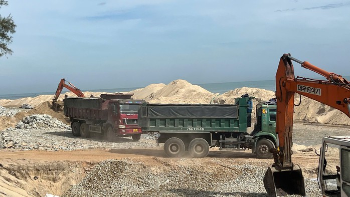 Bất ngờ tải trọng xe chở đá ở dự án xây dựng bờ kè biển- Ảnh 6. Bất ngờ tải trọng xe chở đá ở dự án xây dựng bờ kè biển- Ảnh 6.