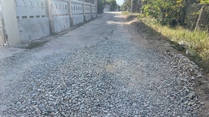 Bất ngờ tải trọng xe chở đá ở dự án xây dựng bờ kè biển- Ảnh 3. Bất ngờ tải trọng xe chở đá ở dự án xây dựng bờ kè biển- Ảnh 3.
