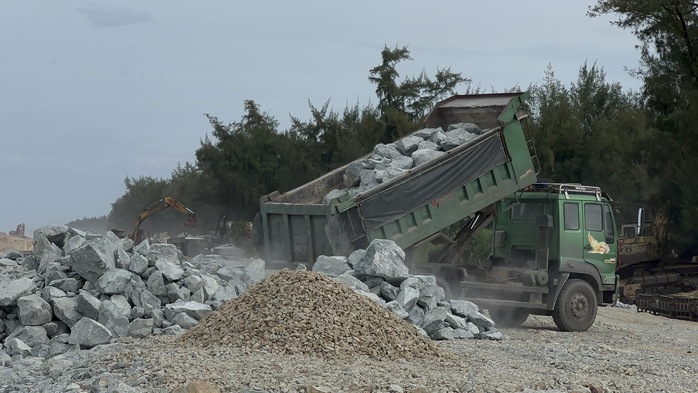 Bất ngờ tải trọng xe chở đá ở dự án xây dựng bờ kè biển- Ảnh 10. Bất ngờ tải trọng xe chở đá ở dự án xây dựng bờ kè biển- Ảnh 10.