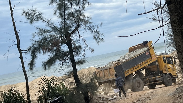 Bất ngờ tải trọng xe chở đá ở dự án xây dựng bờ kè biển- Ảnh 8. Bất ngờ tải trọng xe chở đá ở dự án xây dựng bờ kè biển- Ảnh 8.
