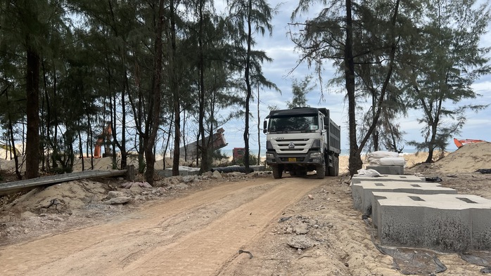 Bất ngờ tải trọng xe chở đá ở dự án xây dựng bờ kè biển- Ảnh 5. Bất ngờ tải trọng xe chở đá ở dự án xây dựng bờ kè biển- Ảnh 5.