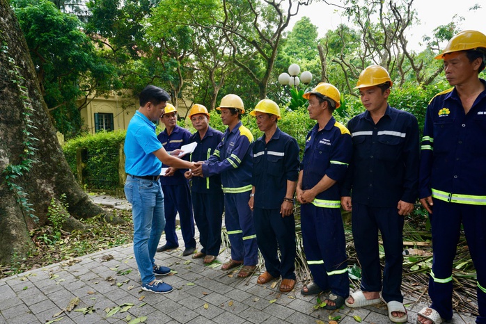 Động viên công nhân tham gia khắc phục hậu quả bão Yagi tại Hà Nội, Hải Phòng- Ảnh 4. Động viên công nhân tham gia khắc phục hậu quả bão Yagi tại Hà Nội, Hải Phòng- Ảnh 4.