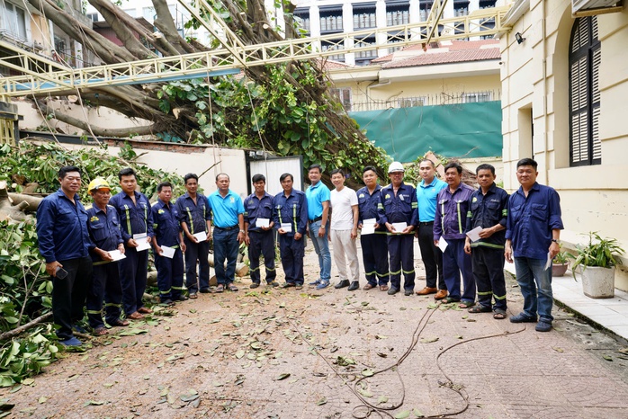 Động viên công nhân tham gia khắc phục hậu quả bão Yagi tại Hà Nội, Hải Phòng- Ảnh 3. Động viên công nhân tham gia khắc phục hậu quả bão Yagi tại Hà Nội, Hải Phòng- Ảnh 3.
