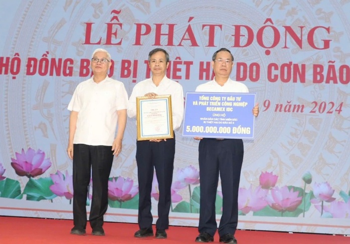 Ngay sau lễ phát động, Bình Dương đã có thêm 44 tỉ đồng ủng hộ đồng bào bị thiệt hại do bão số 3- Ảnh 4.