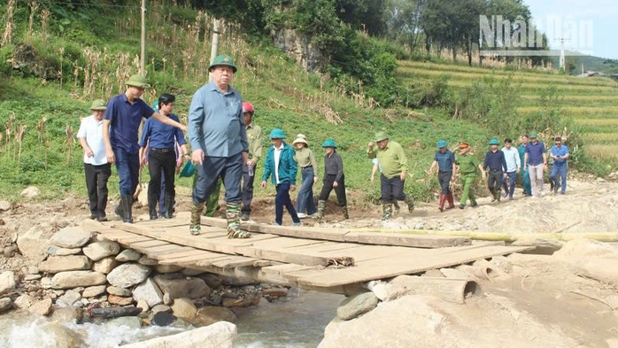 Trưởng Ban Tuyên giáo Trung ương thăm hỏi, động viên người dân vùng lũ Sơn La- Ảnh 1. Trưởng Ban Tuyên giáo Trung ương thăm hỏi, động viên người dân vùng lũ Sơn La- Ảnh 1.