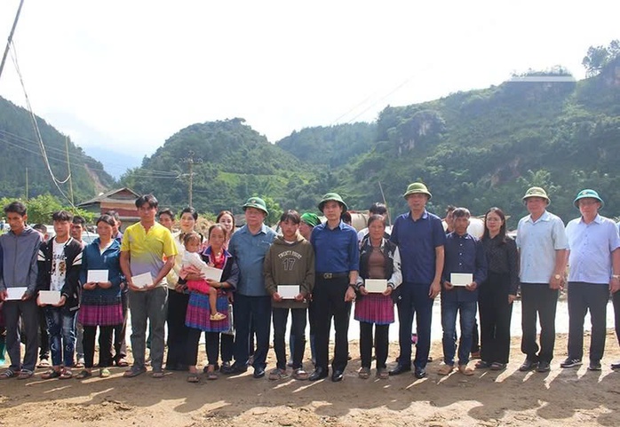 Trưởng Ban Tuyên giáo Trung ương thăm hỏi, động viên người dân vùng lũ Sơn La- Ảnh 2. Trưởng Ban Tuyên giáo Trung ương thăm hỏi, động viên người dân vùng lũ Sơn La- Ảnh 2.