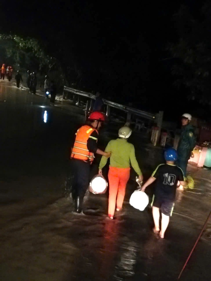 5 phút giải cứu bé trai bán vé số lọt cống thoát nước ở Bình Dương- Ảnh 4. 5 phút giải cứu bé trai bán vé số lọt cống thoát nước ở Bình Dương- Ảnh 4.