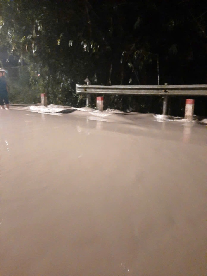 5 phút giải cứu bé trai bán vé số lọt cống thoát nước ở Bình Dương- Ảnh 5. 5 phút giải cứu bé trai bán vé số lọt cống thoát nước ở Bình Dương- Ảnh 5.