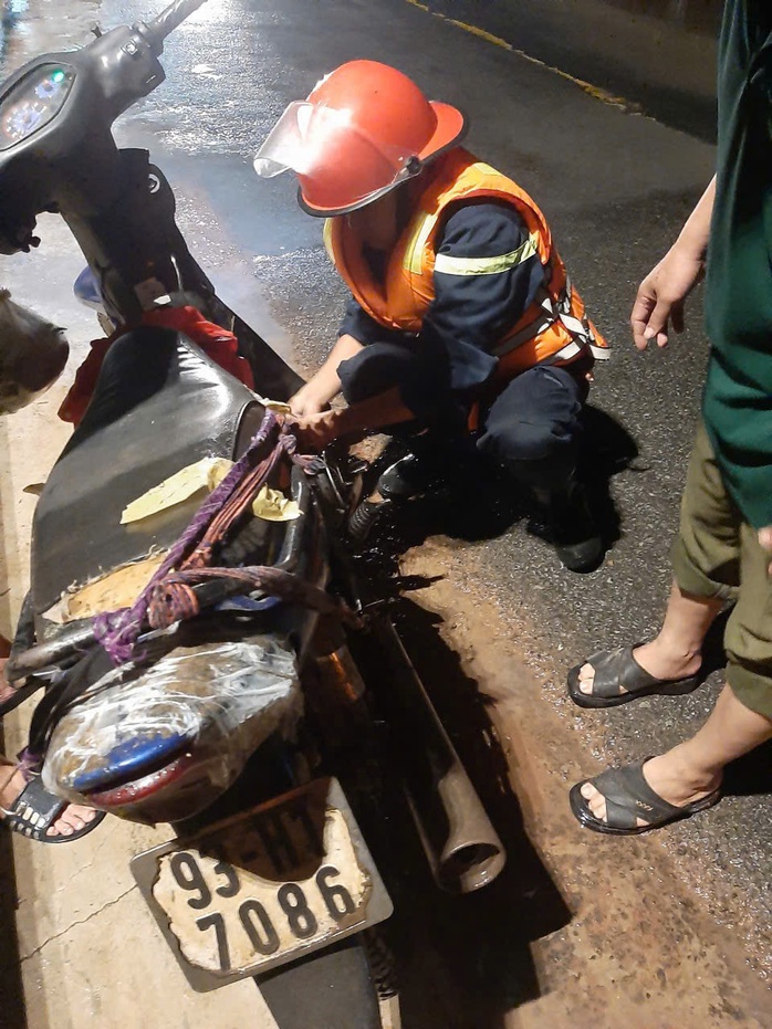 5 phút giải cứu bé trai bán vé số lọt cống thoát nước ở Bình Dương- Ảnh 6. 5 phút giải cứu bé trai bán vé số lọt cống thoát nước ở Bình Dương- Ảnh 6.