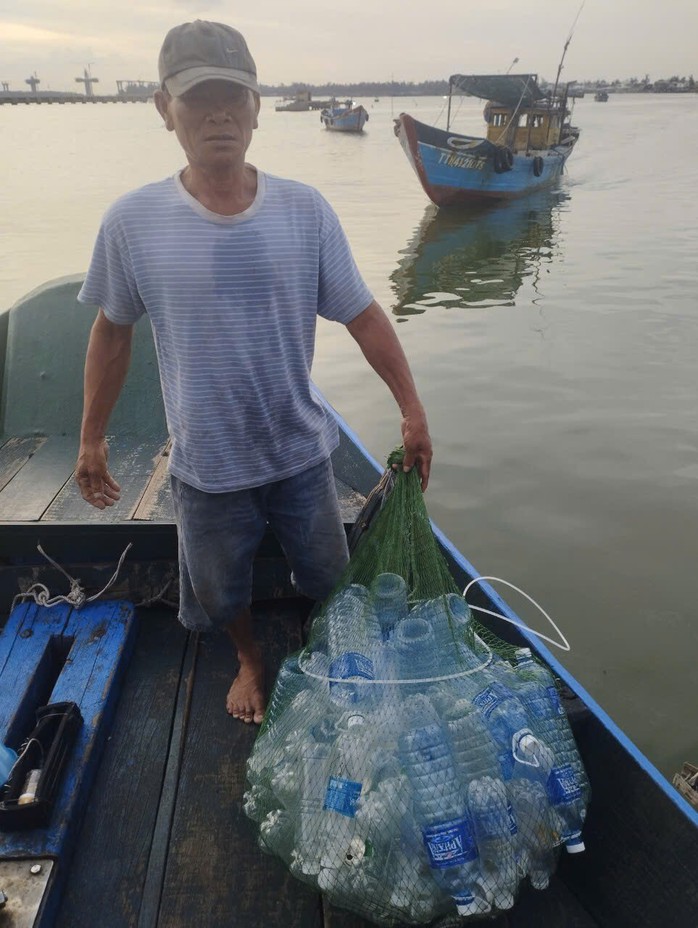 Tàu cá ngư dân được trang bị túi lưới đựng rác thải nhựa để mang về bờ Tàu cá ngư dân được trang bị túi lưới đựng rác thải nhựa để mang về bờ