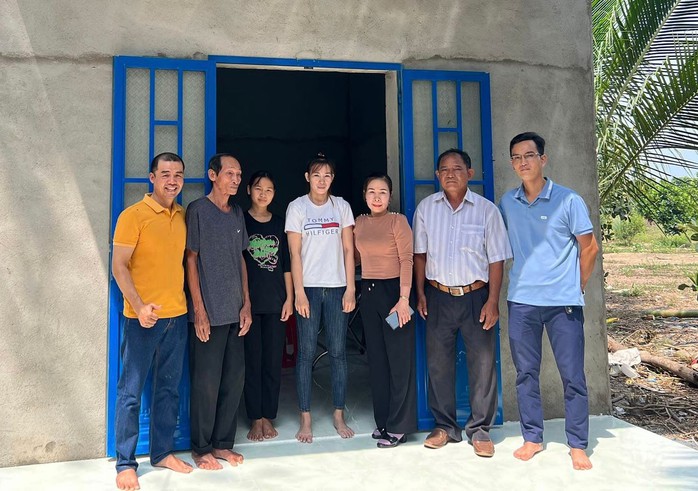Thầy Đỗ Thanh Tuấn (ngoài cùng bên trái) trong một chuyến làm từ thiện cùng đồng nghiệp (Ảnh do nhân vật cung cấp) Thầy Đỗ Thanh Tuấn (ngoài cùng bên trái) trong một chuyến làm từ thiện cùng đồng nghiệp (Ảnh do nhân vật cung cấp)