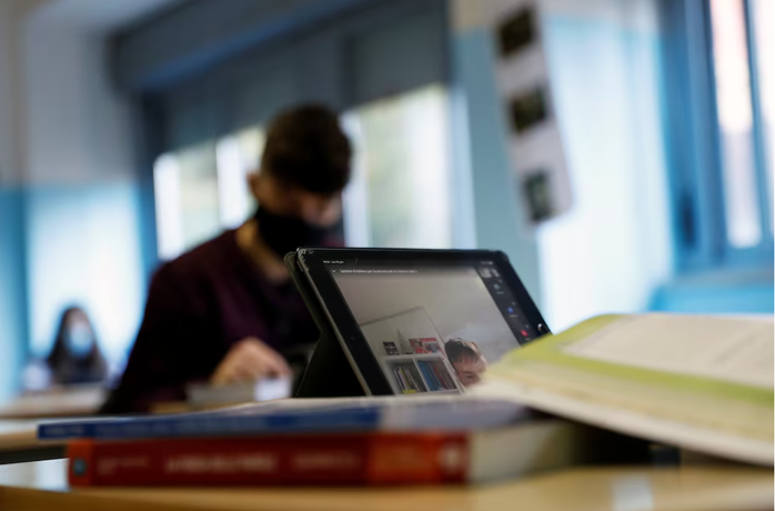 Sinh viên học tập bên cạnh một máy tính bảng trong lớp học tại TP Rome - Ý Ảnh: REUTERS Sinh viên học tập bên cạnh một máy tính bảng trong lớp học tại TP Rome - Ý Ảnh: REUTERS