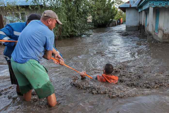 Một người dân được cứu khỏi dòng nước lũ tại Galati - Romania ngày 14-9 Ảnh: Reuters Một người dân được cứu khỏi dòng nước lũ tại Galati - Romania ngày 14-9 Ảnh: Reuters