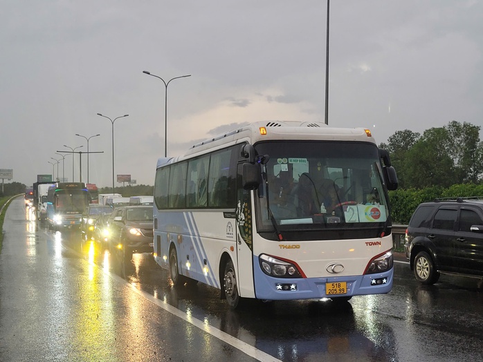 Ùn ứ kéo dài trên Quốc lộ 51 và cao tốc TP HCM - Long Thành - Dầu Giây- Ảnh 2. Ùn ứ kéo dài trên Quốc lộ 51 và cao tốc TP HCM - Long Thành - Dầu Giây- Ảnh 2.