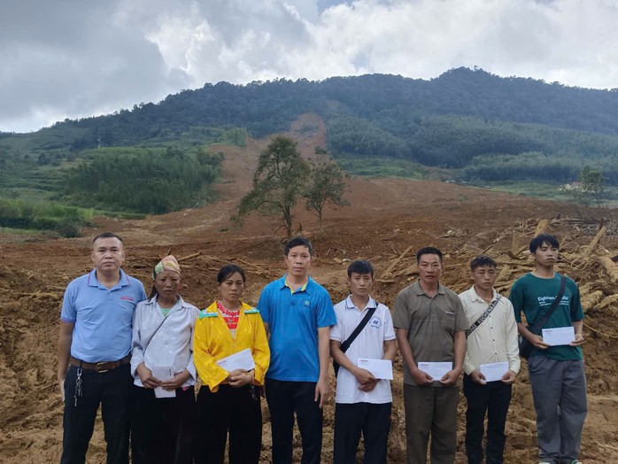 Đại diện Báo Người Lao Động trao hỗ trợ 60 triệu đồng cho đại diện 6 gia đình có người chết do sạt lở đất ở thôn Lũng Lỳ, xã Ca Thành, huyện Nguyên Bình, tỉnh Cao Bằng. Ảnh: NGỌC ĐỨC Đại diện Báo Người Lao Động trao hỗ trợ 60 triệu đồng cho đại diện 6 gia đình có người chết do sạt lở đất ở thôn Lũng Lỳ, xã Ca Thành, huyện Nguyên Bình, tỉnh Cao Bằng. Ảnh: NGỌC ĐỨC