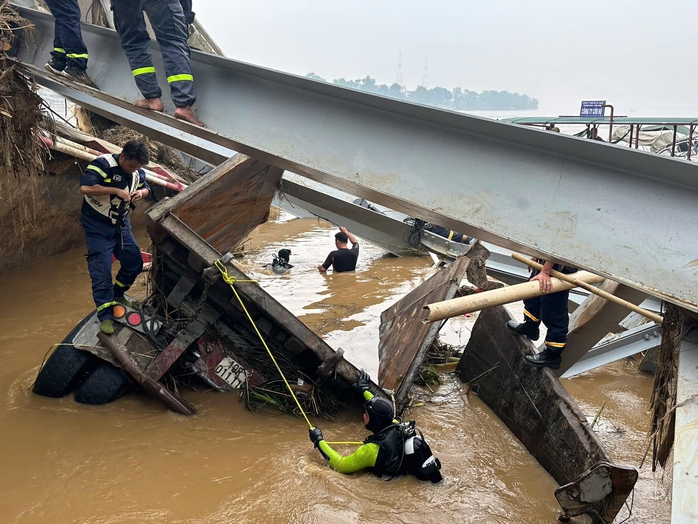 Vụ sập cầu Phong Châu: Phát hiện xe đầu kéo dưới sông nhưng không có người- Ảnh 5. Vụ sập cầu Phong Châu: Phát hiện xe đầu kéo dưới sông nhưng không có người- Ảnh 5.