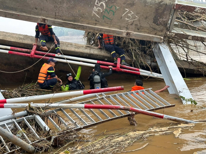 Vụ sập cầu Phong Châu: Phát hiện xe đầu kéo dưới sông nhưng không có người- Ảnh 6. Vụ sập cầu Phong Châu: Phát hiện xe đầu kéo dưới sông nhưng không có người- Ảnh 6.