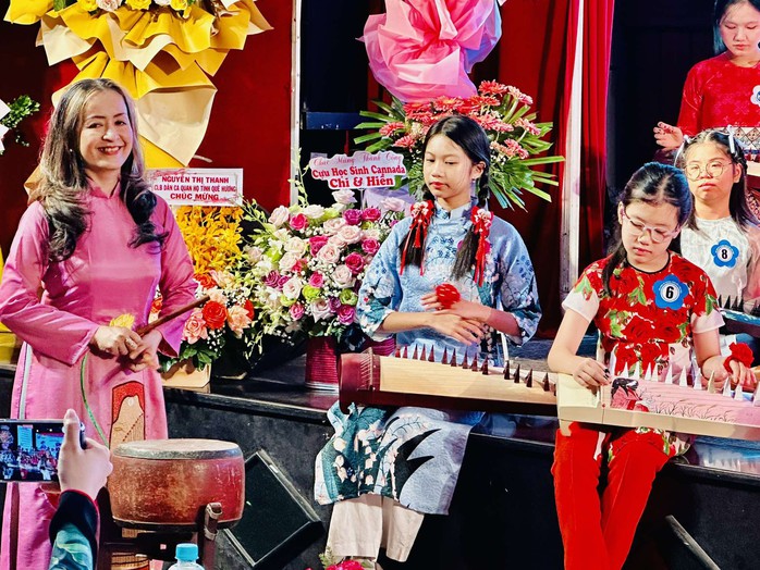 NSƯT - Tiến sĩ Nguyễn Thị Hải Phượng xúc động trong lễ trao giải "Em yêu đàn tranh" lần 4- Ảnh 1. NSƯT - Tiến sĩ Nguyễn Thị Hải Phượng xúc động trong lễ trao giải "Em yêu đàn tranh" lần 4- Ảnh 1.