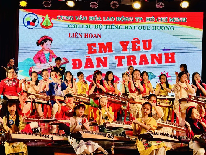 NSƯT - Tiến sĩ Nguyễn Thị Hải Phượng xúc động trong lễ trao giải "Em yêu đàn tranh" lần 4- Ảnh 5. NSƯT - Tiến sĩ Nguyễn Thị Hải Phượng xúc động trong lễ trao giải "Em yêu đàn tranh" lần 4- Ảnh 5.