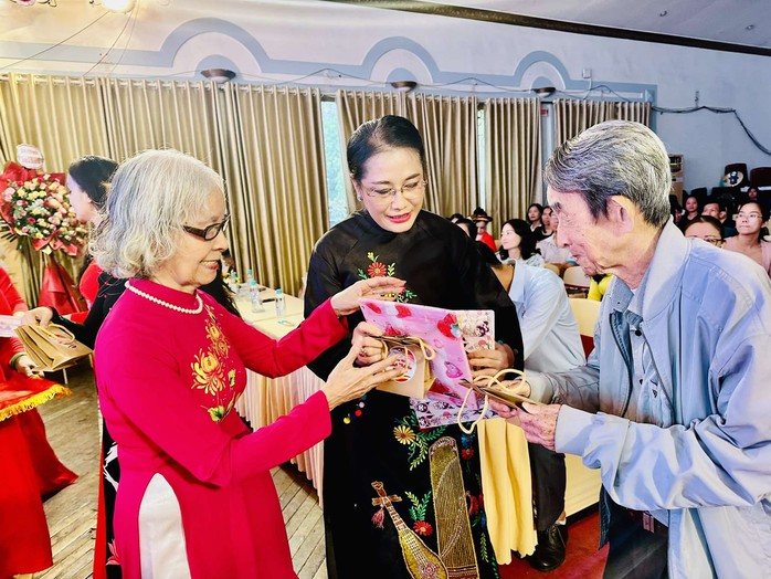 NSƯT - Tiến sĩ Nguyễn Thị Hải Phượng xúc động trong lễ trao giải "Em yêu đàn tranh" lần 4- Ảnh 4. NSƯT - Tiến sĩ Nguyễn Thị Hải Phượng xúc động trong lễ trao giải "Em yêu đàn tranh" lần 4- Ảnh 4.