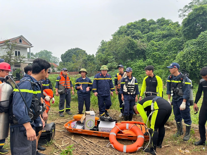 Vụ sập cầu Phong Châu: Phát hiện xe đầu kéo dưới sông nhưng không có người- Ảnh 1. Vụ sập cầu Phong Châu: Phát hiện xe đầu kéo dưới sông nhưng không có người- Ảnh 1.