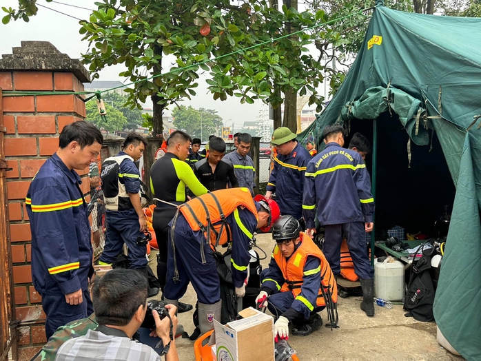 Vụ sập cầu Phong Châu: Phát hiện xe đầu kéo dưới sông nhưng không có người- Ảnh 2. Vụ sập cầu Phong Châu: Phát hiện xe đầu kéo dưới sông nhưng không có người- Ảnh 2.