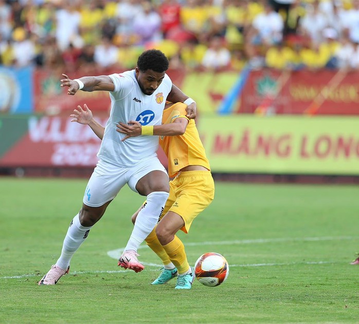 V-League 2024-2025: Đương kim vô địch Nam Định thua sốc, "lỗi" liên quan Rafaelson?- Ảnh 4. V-League 2024-2025: Đương kim vô địch Nam Định thua sốc, "lỗi" liên quan Rafaelson?- Ảnh 4.
