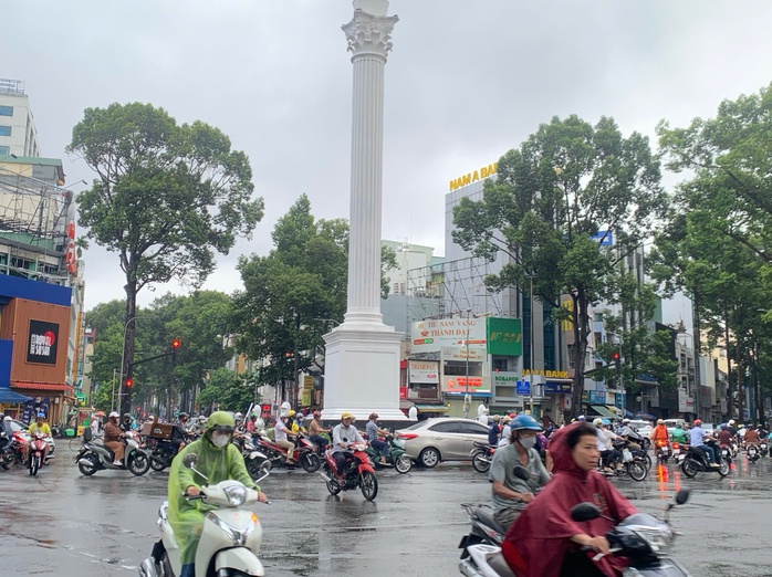 Sáng cuối tuần, TP HCM mưa nhiều nơi- Ảnh 3. Sáng cuối tuần, TP HCM mưa nhiều nơi- Ảnh 3.