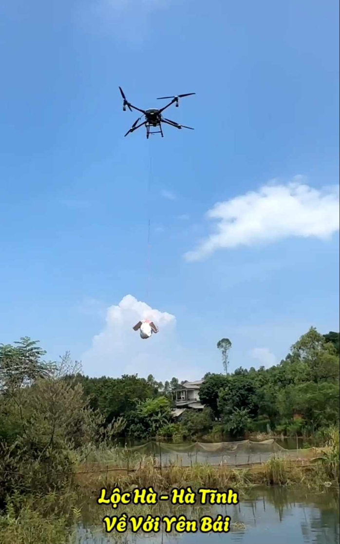 Đoàn cứu trợ Hà Tĩnh dùng máy bay không người lái tiếp tế cho người dân vùng lũ- Ảnh 1. Đoàn cứu trợ Hà Tĩnh dùng máy bay không người lái tiếp tế cho người dân vùng lũ- Ảnh 1.