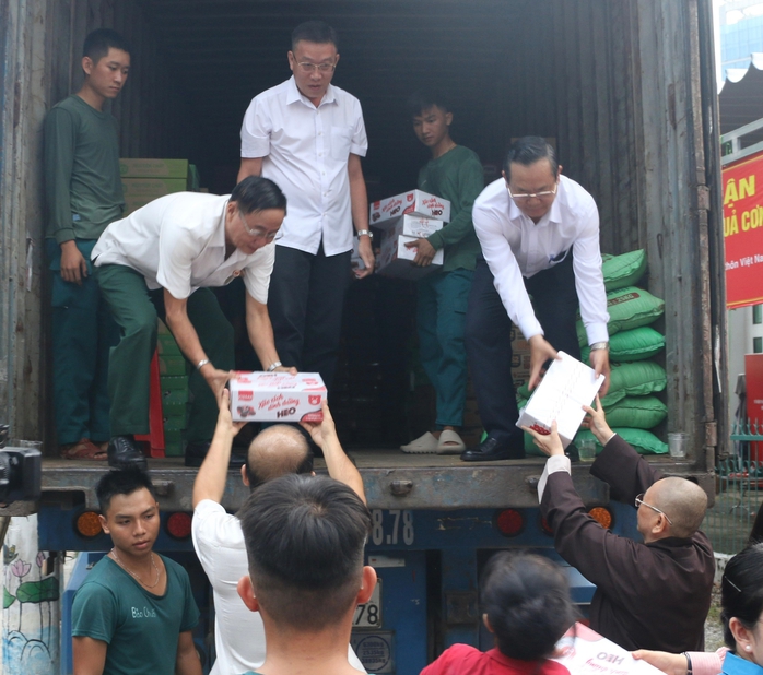 Hình ảnh mang yêu thương của Bình Dương “lên xe” hướng về miền Bắc- Ảnh 6. Hình ảnh mang yêu thương của Bình Dương “lên xe” hướng về miền Bắc- Ảnh 6.