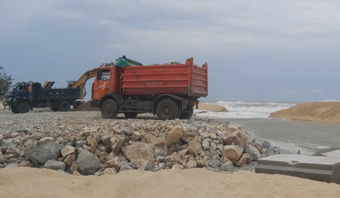Bất ngờ tải trọng xe chở đá ở dự án xây dựng bờ kè biển- Ảnh 11. Bất ngờ tải trọng xe chở đá ở dự án xây dựng bờ kè biển- Ảnh 11.