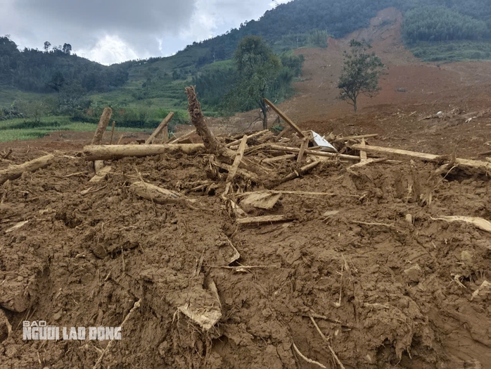 Báo Người Lao Động trao 60 triệu đồng ủng hộ tại thôn có 9 người tử vong ở Cao Bằng- Ảnh 3. Báo Người Lao Động trao 60 triệu đồng ủng hộ tại thôn có 9 người tử vong ở Cao Bằng- Ảnh 3.
