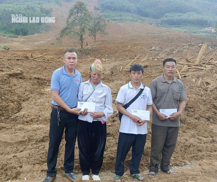 Báo Người Lao Động trao 60 triệu đồng ủng hộ tại thôn có 9 người tử vong ở Cao Bằng- Ảnh 4. Báo Người Lao Động trao 60 triệu đồng ủng hộ tại thôn có 9 người tử vong ở Cao Bằng- Ảnh 4.