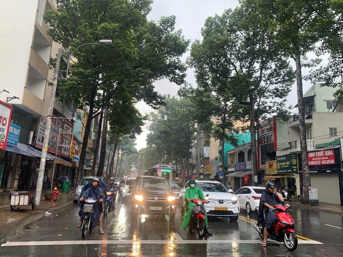 Sáng cuối tuần, TP HCM mưa nhiều nơi- Ảnh 4. Sáng cuối tuần, TP HCM mưa nhiều nơi- Ảnh 4.
