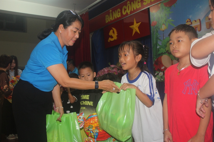 Con công nhân vui hội trăng rằm- Ảnh 1. Con công nhân vui hội trăng rằm- Ảnh 1.
