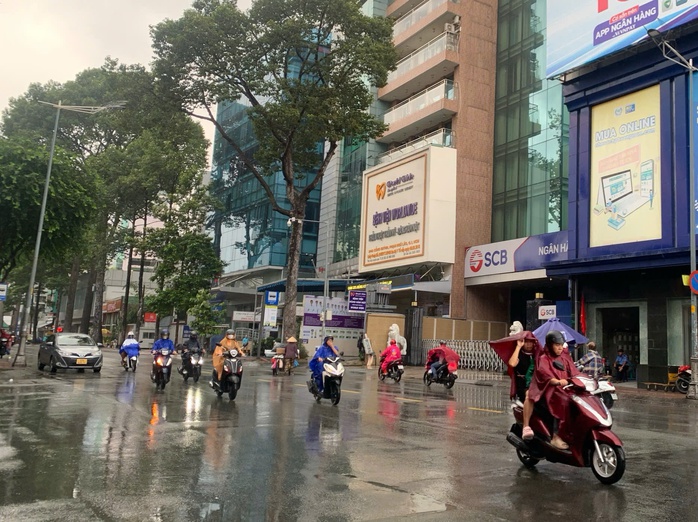 Sáng cuối tuần, TP HCM mưa nhiều nơi- Ảnh 1. Sáng cuối tuần, TP HCM mưa nhiều nơi- Ảnh 1.
