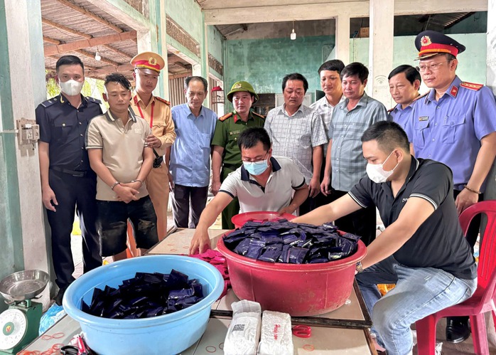 Bắt 2 đối tượng có "hàng nóng" vận chuyển trái phép 26 kg ma túy từ Kon Tum về Quảng Bình- Ảnh 4. Bắt 2 đối tượng có "hàng nóng" vận chuyển trái phép 26 kg ma túy từ Kon Tum về Quảng Bình- Ảnh 4.