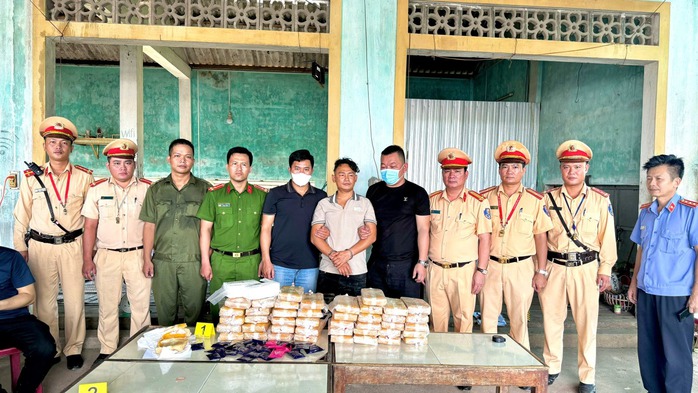 Bắt 2 đối tượng có "hàng nóng" vận chuyển trái phép 26 kg ma túy từ Kon Tum về Quảng Bình- Ảnh 1. Bắt 2 đối tượng có "hàng nóng" vận chuyển trái phép 26 kg ma túy từ Kon Tum về Quảng Bình- Ảnh 1.