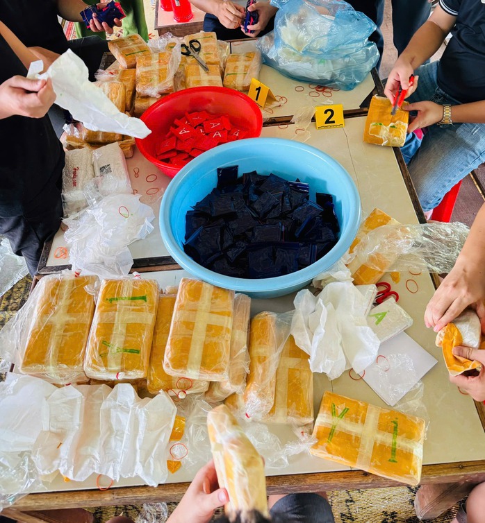 Bắt 2 đối tượng có "hàng nóng" vận chuyển trái phép 26 kg ma túy từ Kon Tum về Quảng Bình- Ảnh 2. Bắt 2 đối tượng có "hàng nóng" vận chuyển trái phép 26 kg ma túy từ Kon Tum về Quảng Bình- Ảnh 2.