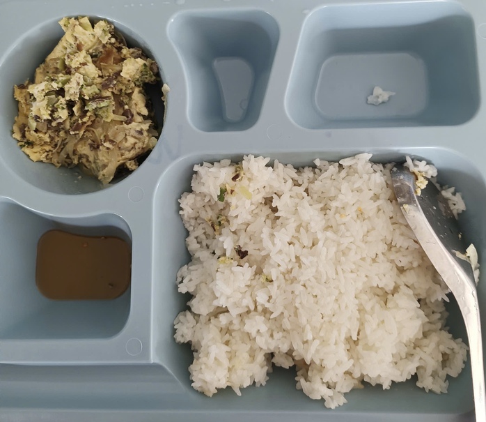 Vụ khay cơm giáo viên chỉ có 2 miếng chả ở BR-VT: Bất ngờ được trả lại tiền- Ảnh 1. Vụ khay cơm giáo viên chỉ có 2 miếng chả ở BR-VT: Bất ngờ được trả lại tiền- Ảnh 1.