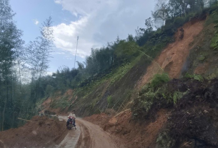Phòng ngừa sạt lở đất, dựng 86 nhà bạt để di dời dân tới ở tạm- Ảnh 1. Phòng ngừa sạt lở đất, dựng 86 nhà bạt để di dời dân tới ở tạm- Ảnh 1.
