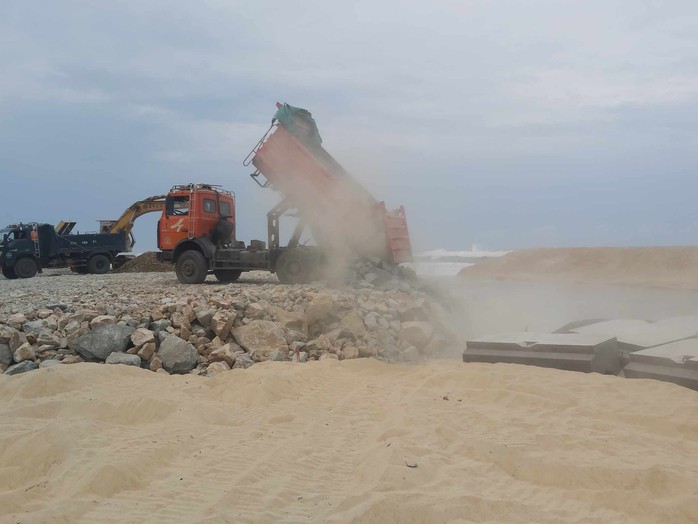 Bất ngờ tải trọng xe chở đá ở dự án xây dựng bờ kè biển- Ảnh 12. Bất ngờ tải trọng xe chở đá ở dự án xây dựng bờ kè biển- Ảnh 12.