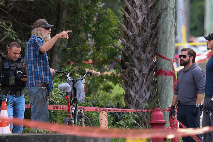 Hiện trường điều tra bên ngoài sân gofl của ông Trump ở Florida. Ảnh: Reuters Hiện trường điều tra bên ngoài sân gofl của ông Trump ở Florida. Ảnh: Reuters