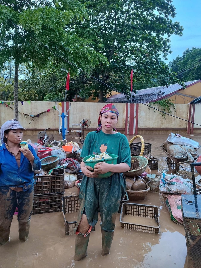 Cô giáo Yên Bái lấm lem bùn đất ăn mì tôm sống dọn trường sau bão Yagi được xem như hoa hậu- Ảnh 4. Cô giáo Yên Bái lấm lem bùn đất ăn mì tôm sống dọn trường sau bão Yagi được xem như hoa hậu- Ảnh 4.