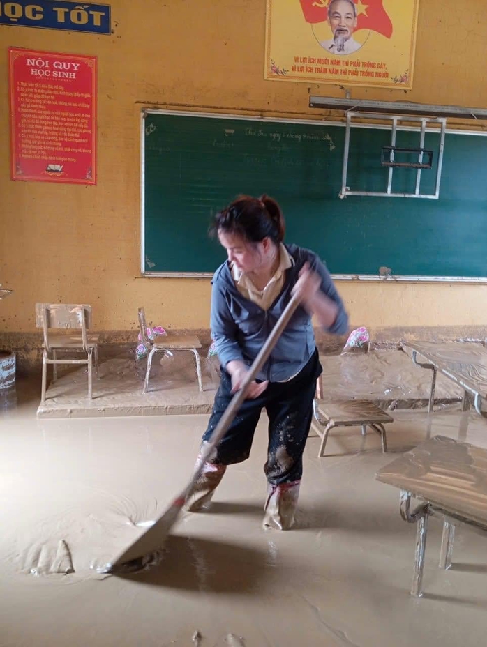Cô giáo Yên Bái lấm lem bùn đất ăn mì tôm sống dọn trường sau bão Yagi được xem như hoa hậu- Ảnh 6. Cô giáo Yên Bái lấm lem bùn đất ăn mì tôm sống dọn trường sau bão Yagi được xem như hoa hậu- Ảnh 6.