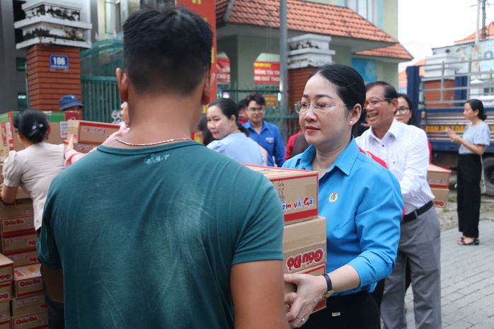 Hình ảnh mang yêu thương của Bình Dương “lên xe” hướng về miền Bắc- Ảnh 12. Hình ảnh mang yêu thương của Bình Dương “lên xe” hướng về miền Bắc- Ảnh 12.